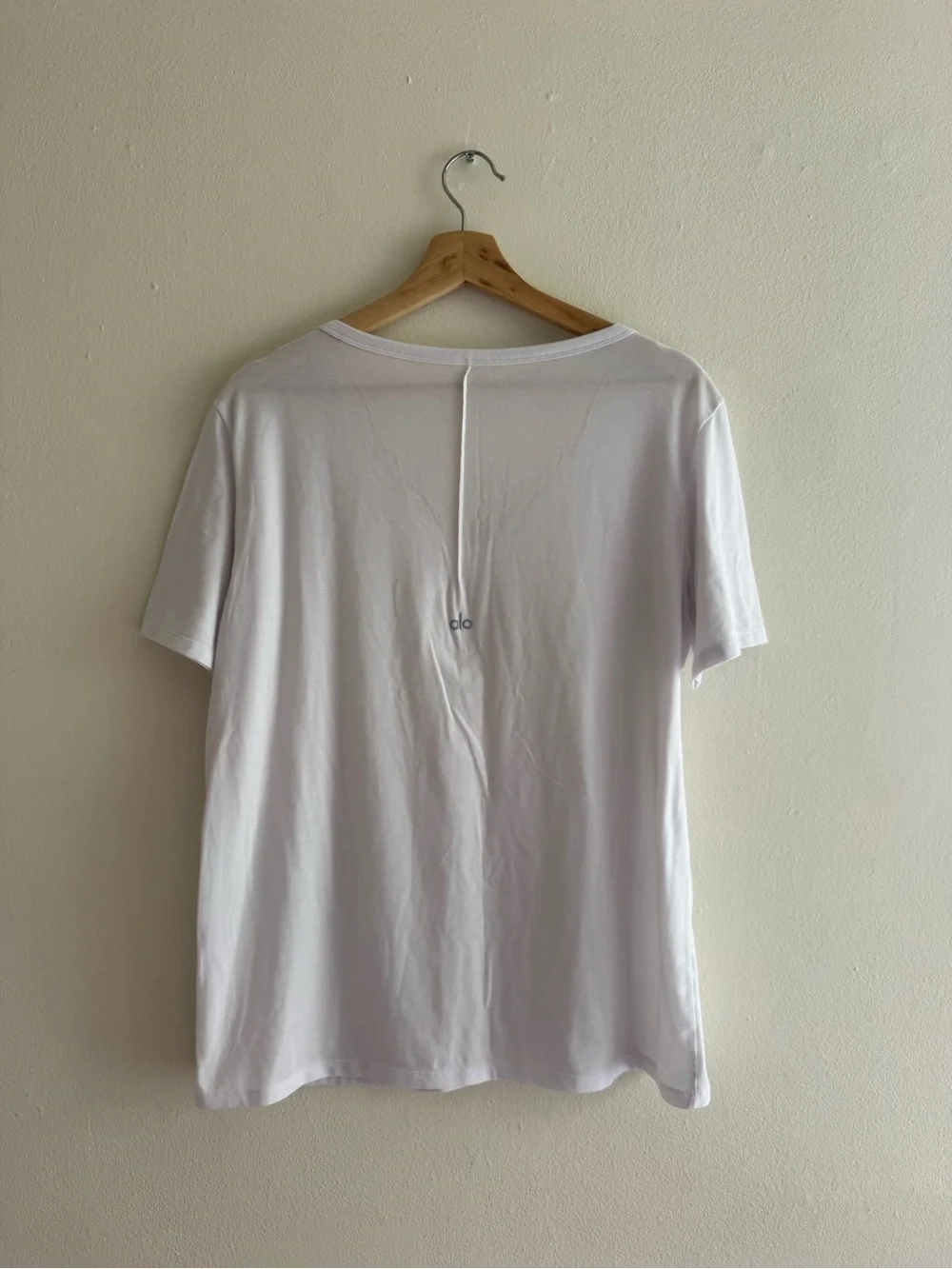Alo Yoga v neck tshirt white medium